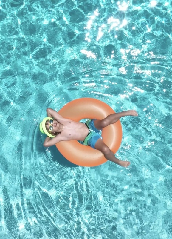 Mont-Olivet Stages d'été-2 Jeune fille assise sur des planches d'accrobranches pendant son stage de printemps à l'école Montolivet